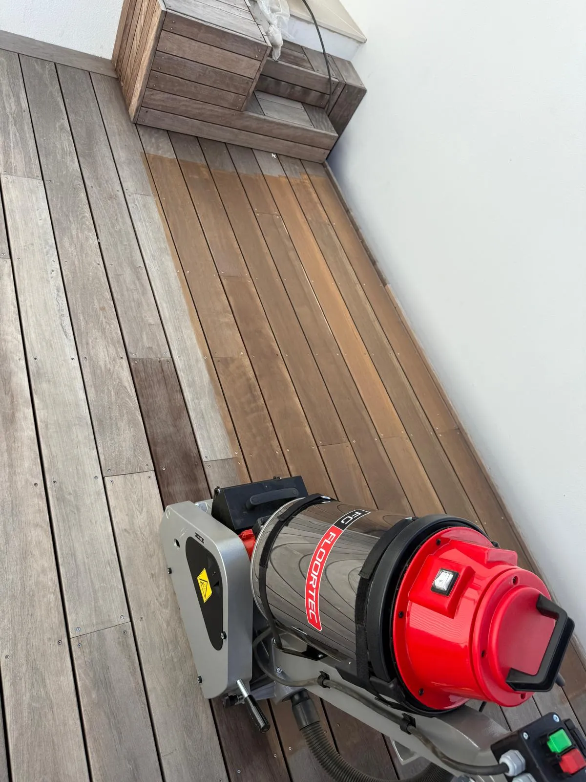 Machine professionnelle brossage terrasse bois